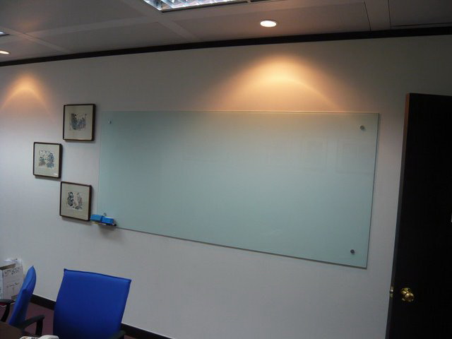 Bảng văn phòng công ty treo tường kính